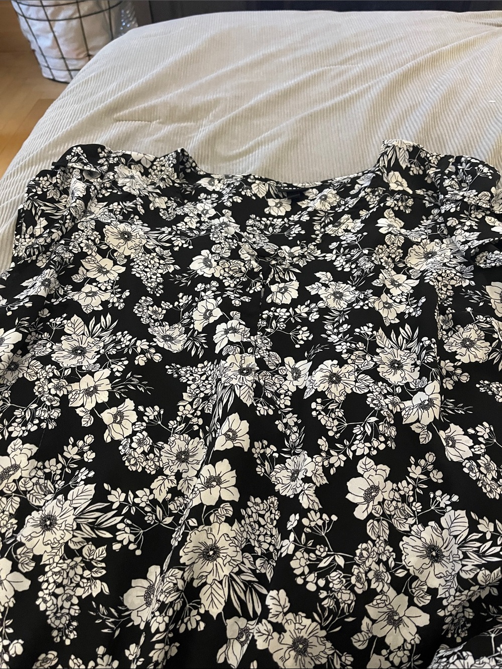 torrid Black & White Floral Short Sleeve Tee